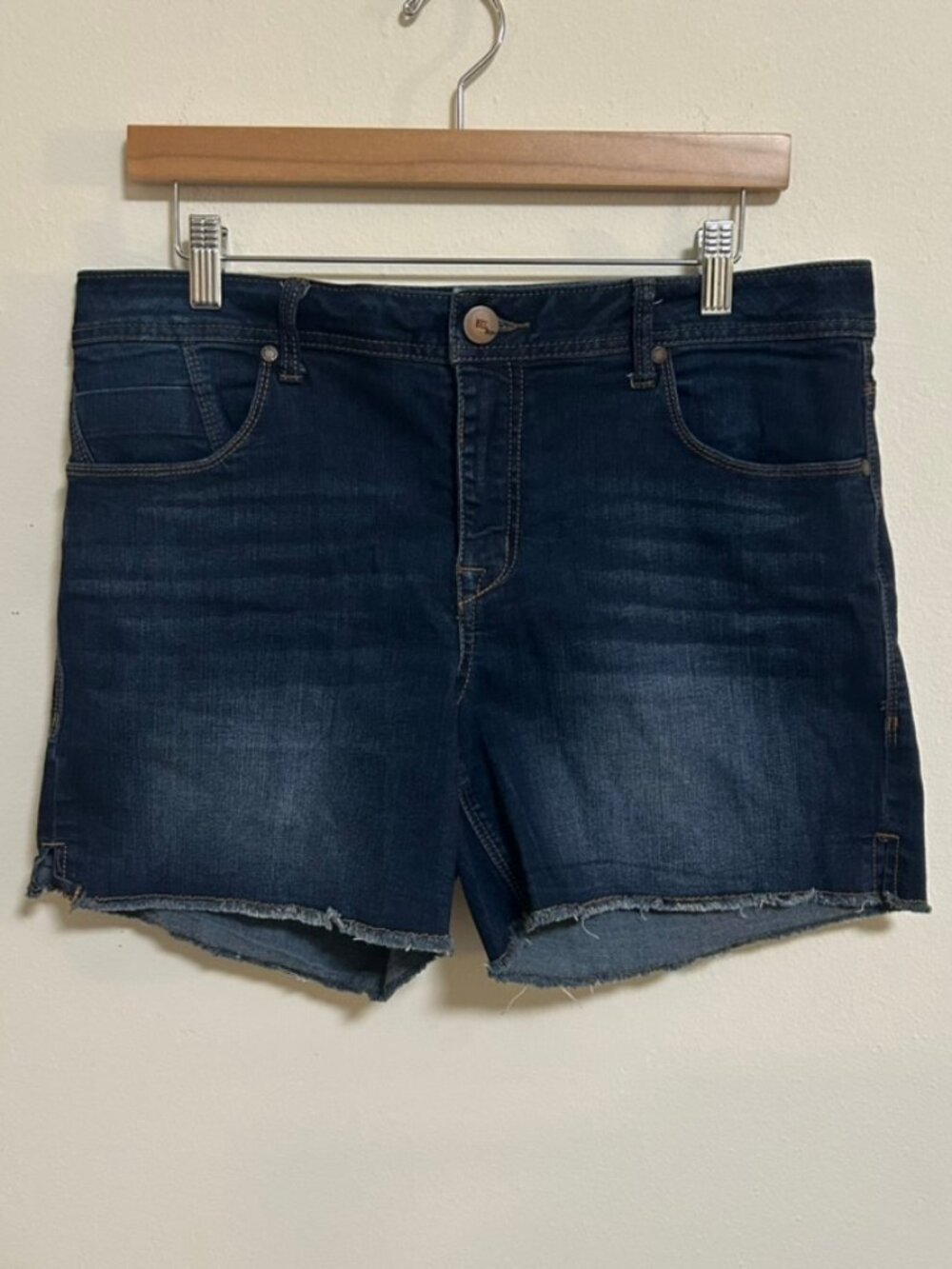 1822 Denim Dark Wash Raw Hem Classic Jean Short Zip Closure Size 14 EUC